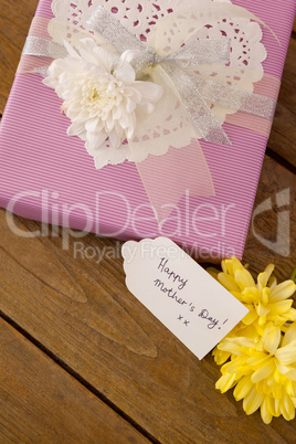 Happy mothers day card on gift box with flowers