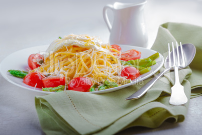 Spaghetti with egg and vegetables