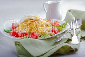 Spaghetti with egg and vegetables