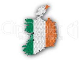 Karte und Fahne von Irland auf altem Leinen