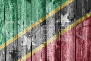 Fahne von Saint Kitts und Nevis auf verwittertem Holz