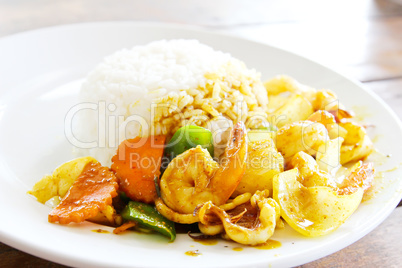 Fried seafood with curry powder