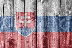 Fahne der Slowakei auf verwittertem Holz