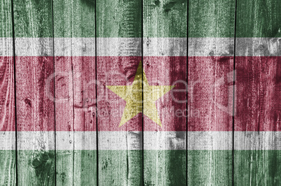 Fahne von Suriname auf verwittertem Holz