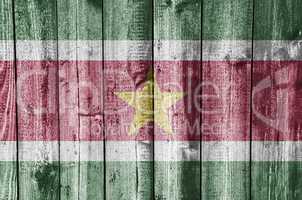 Fahne von Suriname auf verwittertem Holz