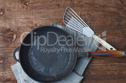 Cast iron black frying pan with kitchen iron shovel