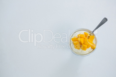 Chopped mangoes with cream in bowl