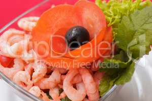Salad with shrimps and vegetables