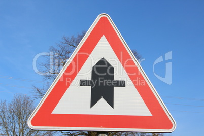 Verkehrszeichen: Vorfahrt an der nächsten Kreuzung