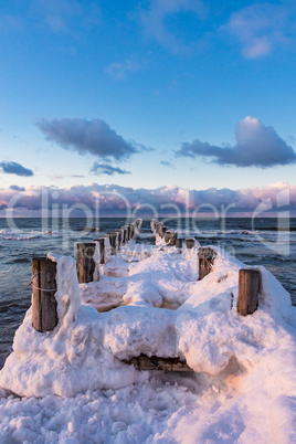 Buhne an der Ostseeküste bei Zingst im Winter