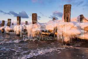 Buhne an der Ostseeküste bei Zingst im Winter