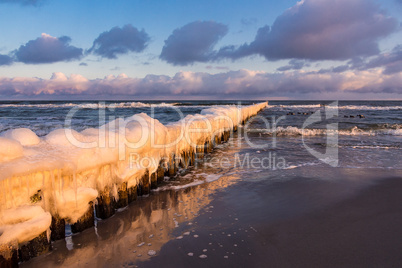 Buhne an der Ostseeküste bei Zingst im Winter