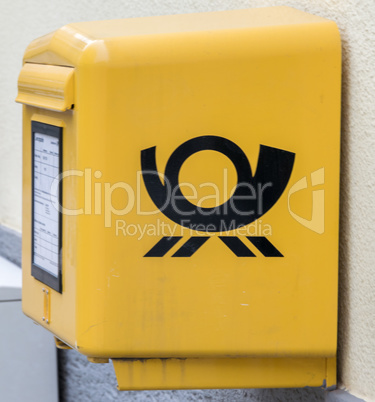 gelber Briefkasten mit Posthorn in Deutschland