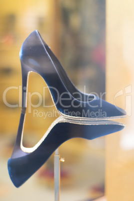 blauer Highheel Schuh mit Glitzer