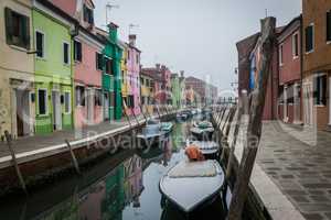 bunte Häuser am Kanal auf der Insel Burano in Venetien