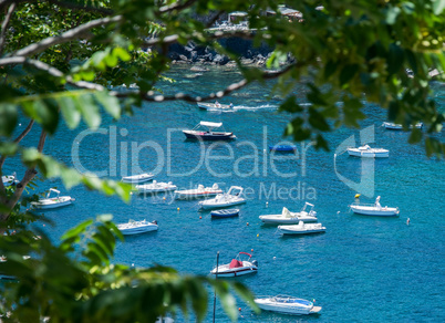 Motorboote in einer Bucht vor Ischia, Italien
