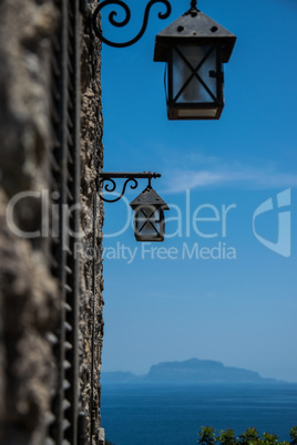 Blick von Ischia zur Insel Capri im Golf von Neapel, Italien