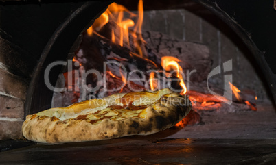 frisch im Holzofen gebackene italienische Pizza Napoli