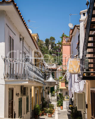 Gasse mit Balkonen und Wäscheleinen in Italien
