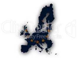 Karte und Fahne der EU auf rostigem Metall