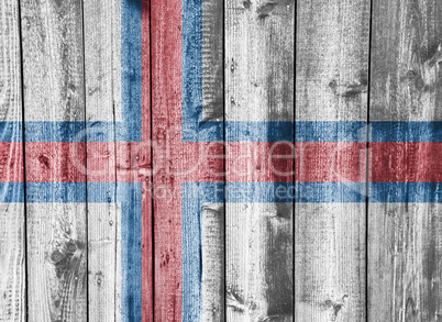 Fahne der Färöer auf verwittertem Holz