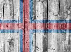 Fahne der Färöer auf verwittertem Holz
