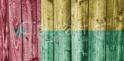 Fahne von Guinea-Bissau auf verwittertem Holz