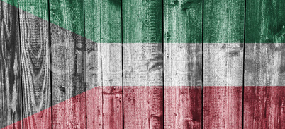 Fahne von Kuwait auf verwittertem Holz