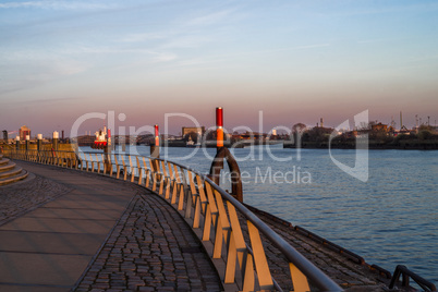 industriehafen an der elbe - sonnenuntergang