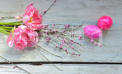 rosa Tulpen auf Holzhintergrund Ostern