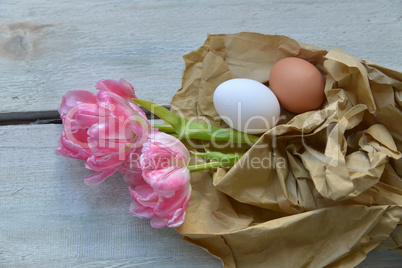 rosa Tulpen auf Holzhintergrund Ostern