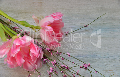 rosa Tulpen auf Holzhintergrund Ostern