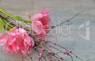 rosa Tulpen auf Holzhintergrund Ostern