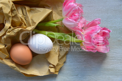 rosa Tulpen auf Holzhintergrund weiß shabby