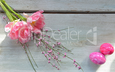 rosa Tulpen auf Holzhintergrund Ostern