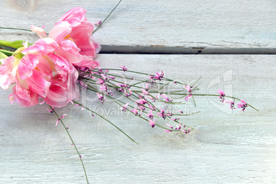 rosa Tulpen auf Holzhintergrund Ostern