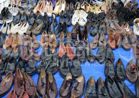 Schuhe auf einem Flohmarkt