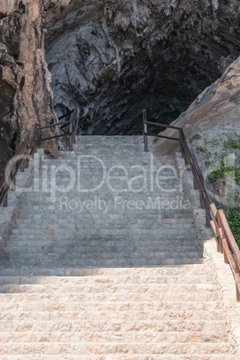 Treppenstufen zu der Felsenhöhle bei Arta auf Mallorca, Spanien