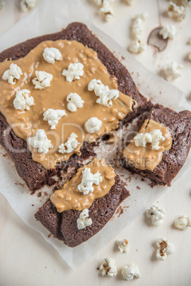 Brownies mit Erdnussbutter und Popcorn