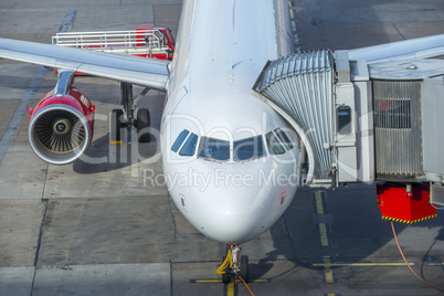 Flugzeug an einem Terminal Flugzeug an einem Terminal