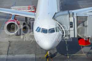 Flugzeug an einem Terminal