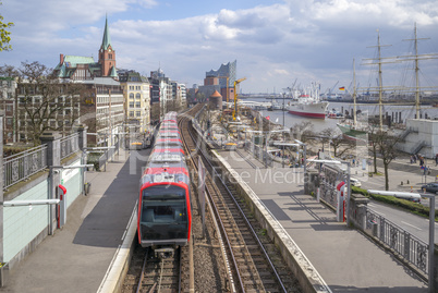Stadtansicht Landungsbrücken und U-Bahnlinie in Hamburg, Deutsc