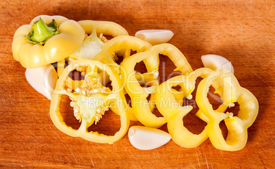 Sliced yellow pepper and garlic cloves