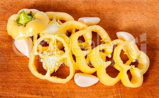 Sliced yellow pepper and garlic cloves
