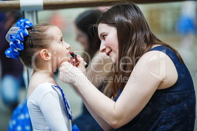 Mother makes make-up her daughter