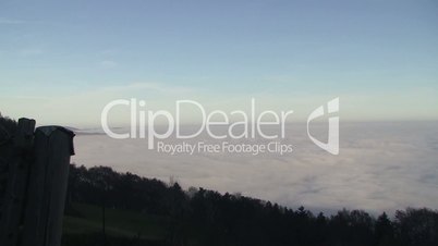 Blick auf ein Nebelmeer (horizontaler Kameraschwenk)