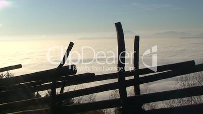 Blick auf eine Nebelmeer (horizontaler Kameraschwenk)