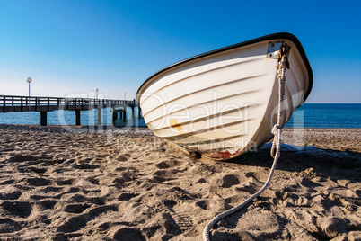 Ein Fischerboot am Strand der Ostsee