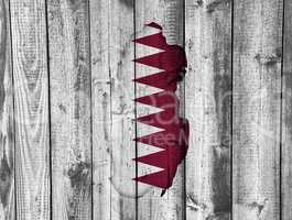 Karte und Fahne von Katar auf verwittertem Holz