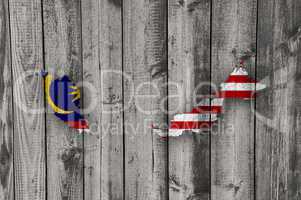 Karte und Fahne von Malaysia auf verwittertem Holz